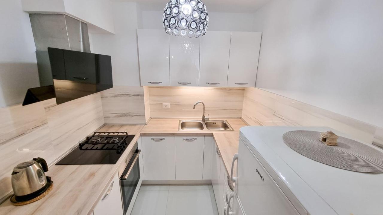 Merry Center & Apartment Makarska